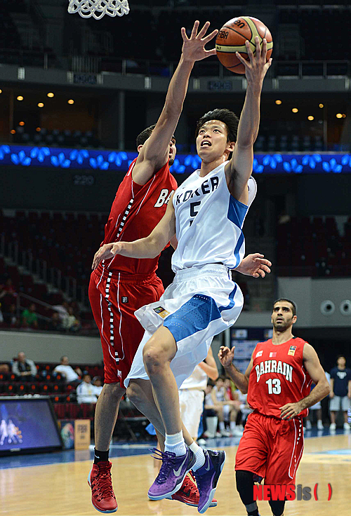 【마닐라(필리핀)=뉴시스】사진공동취재단 = 2013 남자농구아시아선수권대회 한국과 바레인의 12강 조별리그 경기가 5일 필리핀 마닐라 몰오브아시아아레나(Mall of Asia Arena)에서 열렸다. 한국 김선형이 바레인 선수를 제치며 골밑슛을 시도하고 있다. 2013.08.05.&nbsp; photo@newsis.com