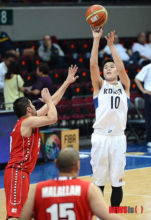 【마닐라(필리핀)=뉴시스】사진공동취재단 = 2013 남자농구아시아선수권대회 한국과 바레인의 12강 조별리그 경기가 5일 필리핀 마닐라 몰오브아시아아레나(Mall of Asia Arena)에서 열렸다. 한국 조성민이 3점슛을 시도하고 있다. 2013.08.05.&nbsp; photo@newsis.com