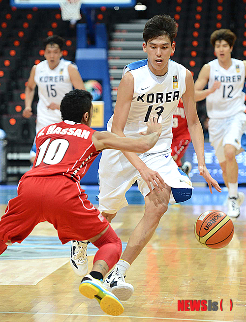 【마닐라(필리핀)=뉴시스】사진공동취재단 = 2013 남자농구아시아선수권대회 한국과 바레인의 12강 조별리그 경기가 5일 필리핀 마닐라 몰오브아시아아레나(Mall of Asia Arena)에서 열렸다. 한국 최준용이 바레인 알데라지 앞에서 돌파를 시도하고 있다. 2013.08.05.&nbsp; photo@newsis.com