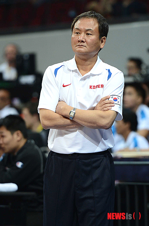 【마닐라(필리핀)=뉴시스】사진공동취재단= 2013 남자농구아시아선수권대회 한국과 바레인의 12강 조별리그 경기가 5일 필리핀 마닐라 몰오브아시아아레나(Mall of Asia Arena)에서 열렸다. 한국 유재학 감독이 경기를 지켜보고 있다. 2013.08.05.&nbsp; photo@newsis.com 