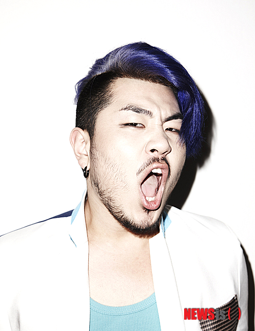 【서울=뉴시스】이재훈 기자 = 일렉트로닉 개러지 록 밴드 '칵스'의 보컬 이현송(25)이 입대했다.&nbsp; 매니지먼트사 해피로봇 레코드에 따르면, 이현송은 6일 강원 춘천 102 보충대로 입소했다.&nbsp; 가수 윤하(25)의 곡 작업에 참여하고, 록밴드 '시나위'의 드럼 세션이기도 했던 이현송은 지난 6월14일 콘서트 '픽셀'로 칵스의 활동을 마무리했다.&nbsp; 앞서 6월27일 칵스의 기타리스트 이수륜(25)은 102 보충대로 입소, 훈련을 마치고 자대로 배치됐다. 또 다른 멤버 숀(23)과 신사론(25)도 올해 안으로 현역 입대할 예정이다.&nbsp; 칵스의 또 다른 멤버 박선빈(27)은 무릎수술을 받아 병역을 면제받았다.&nbsp; 해피로봇레코드는 "군 복무에 따른 활동 공백을 최소화하고 제대 후 영미권 진출과 안정된 월드투어를 위해 멤버들이 뜻을 모아 현역으로 자원입대한다"고 알렸다.&nbsp; 2009년 데뷔한 칵스는 2011년 첫 번째 앨범 '액세스 OK'가 미국 MTV 이기가 뽑은 '2011 베스트 데뷔앨범' 4위에 선정되고 일본에서 라이선스로 발매되는 등 해외에서도 주목 받았다.&nbsp; realpaper7@newsis.com 