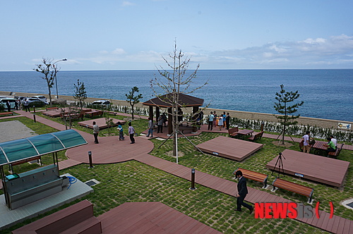 【울릉=뉴시스】강진구 기자 = 경북 울릉군은 최근 조성된 국민여가 캠핑장이 바다와 산을 함께 체험 할 수 있는 색다른 캠핑장으로 관광객들에게 인기몰이를 하고 있다고 6일 밝혔다.사진은 5일 오전 서면 남서리 구 구암분교에 개장한 국민여가캠핑장 전경.2013.08.06. (사진=울릉군 제공)&nbsp; photo@newsis.com 