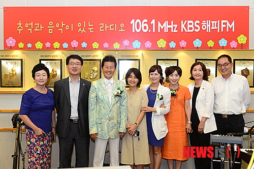 【서울=뉴시스】오제일 기자 = 6일 KBS 라디오 해피FM이 10년 동안 KBS 라디오 프로그램을 진행해 온 가수 태진아(60), MC 왕영은(54), 아나운서 김성은(44)을 '골든 보이스'로 선정했다. 태진아는 2003년 5월부터 올해 4월까지 '태진아 쇼쇼쇼'를 진행했다. 왕영은은 2003년 10월 '안녕하세요 노주현·왕영은입니다'를 시작으로 '왕영은의 해피타임 4시'를 진행하고 있다. 김성은은 2003년 5월 '언제나 청춘' 이후 '출발! 해피FM 김성은입니다'를 진행 중이다. 해피FM은 2007년 황인용, 강부자, 이호섭, 그리고 임수민 아나운서에게 '골든 MC'를 수여했다. 올해부터 '골든 보이스'로 명칭을 변경했다. kafka@newsis.com