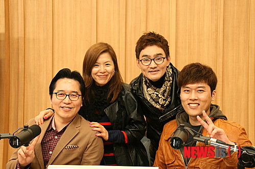 【서울=뉴시스】박영주 기자 = 개그우먼 김지선(41)과 김일중(34) 아나운서가 SBS 러브FM(103.5㎒) ‘김지선·김일중의 세상을 만나자’를 통해 ‘자녀사랑 교육콘서트’를 연다. SBS는 “여름방학을 맞아 7·14·21일 수요일 평일 오전 9시부터 2시간 동안 ‘자녀사랑 교육콘서트’를 연다. 30,40대 학부모 청취자들과 자녀들이 함께 참여해 소통할 예정”이라고 밝혔다. 방학계획표 관리법, 2학기 국영수 공부법, 시험전략 등을 주제로 ‘2학기 대비’ 핵심을 전달한다. 생방송 후에는 SBS 1층 ‘더 스튜디오 락’에서 오름교육연구소 구근회 소장의 즉석 Q&A가 마련된다. ‘자전거 탄 풍경’, ‘유리상자’ 박승화, 카이스트 출신 가수 김소정과 ‘방귀대장 뿡뿡이’의 호호언니 출신가수 혜이니 등이 참여해 자신의 공부비법과 자녀교육 철학 등을 전한다. 방청신청은 ‘세상을 만나자’ 홈페이지(www.sbs.co.kr/world09)나 문자 번호 #0320 1135(단문 이용료50원)로 할 수 있다. gogogirl@newsis.com