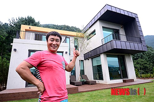 【가평=뉴시스】전신 기자 = 개그맨 김병만이 7일 오후 경기 가평 설악면 한글주택에서 열린 러브하우스 한글주택 완공 기자간담회에서 포즈를 취하고 있다. 2013.08.07.&nbsp;&nbsp; photo1006@newsis.com