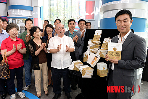 【서울=뉴시스】조성봉 기자= 7일 오후 서울 종로구 동아 미디어센터에서 열린 채널A ‘이영돈 PD의 먹거리 X파일-착한 식당을 찾아서’ 출판기념회에서 이영돈(오른쪽) PD와 프로그램에서 선정된 착한식당 주인들이 함께 기념촬영을 하고 있다. 2013.08.07. suncho21@newsis.com