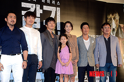 【서울=뉴시스】박상훈 기자 = 7일 오후 서울 왕십리 CGV에서 열린 영화 '감기' 언론시사회에서 김성수 감독과 장혁, 수애, 박민하, 마동석, 이희준, 유해진이 포즈를 취하고 있다. 2013.08.07.&nbsp; hyalinee@newsis.com
