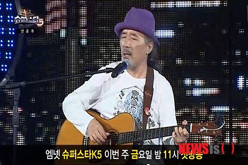 【서울=뉴시스】김정환 기자 = 음악채널 엠넷이 ‘슈퍼스타K 5’ 첫 방송을 하루 앞둔 8일 네이버 TV캐스트에 특정 참가자의 모습을 공개했다. 지난달 22일 경기 일산 킨텍스 예선 현장 모습과 비하인드 스토리, 인천 예선을 담은 약 9분 분량이다.&nbsp; 이 참가자는 예선 때 심사위원인 그룹 ‘DJ DOC’의 이하늘(42)을 울린 59세 남성이다. ‘가요계의 악동’ 이하늘은 그의 노래를 들으며 “인생을 노래했다”고 평했다.&nbsp; 이선영 PD는 “영상의 참가자는 이하늘씨는 물론 심사때마다 현장을 눈물바다로 만든 주인공이기도 하다”며 “꿈을 이루고 싶은 사람이라면 남녀노소 모두에게 기회의 문이 열려있는 슈퍼스타K 본연의 취지와 가장 잘 맞음은 물론, 다양한 연령대의 지원자가 많은 이번 시즌의 특징과도 부합해 이례적으로 선공개하게 됐다”고 전했다.&nbsp; 오전 11시에 올린 이 영상은 4시간 만에 조회수 20만건을 넘어섰다.&nbsp; ‘슈퍼스타K 5’는 9일 밤 11시에 방송된다.&nbsp; ace@newsis.com