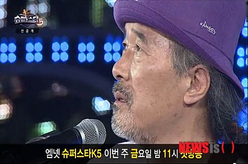 【서울=뉴시스】김정환 기자 = 음악채널 엠넷이 ‘슈퍼스타K 5’ 첫 방송을 하루 앞둔 8일 네이버 TV캐스트에 특정 참가자의 모습을 공개했다. 지난달 22일 경기 일산 킨텍스 예선 현장 모습과 비하인드 스토리, 인천 예선을 담은 약 9분 분량이다.&nbsp; 이 참가자는 예선 때 심사위원인 그룹 ‘DJ DOC’의 이하늘(42)을 울린 59세 남성이다. ‘가요계의 악동’ 이하늘은 그의 노래를 들으며 “인생을 노래했다”고 평했다.&nbsp; 이선영 PD는 “영상의 참가자는 이하늘씨는 물론 심사때마다 현장을 눈물바다로 만든 주인공이기도 하다”며 “꿈을 이루고 싶은 사람이라면 남녀노소 모두에게 기회의 문이 열려있는 슈퍼스타K 본연의 취지와 가장 잘 맞음은 물론, 다양한 연령대의 지원자가 많은 이번 시즌의 특징과도 부합해 이례적으로 선공개하게 됐다”고 전했다.&nbsp; 오전 11시에 올린 이 영상은 4시간 만에 조회수 20만건을 넘어섰다.&nbsp; ‘슈퍼스타K 5’는 9일 밤 11시에 방송된다.&nbsp; ace@newsis.com