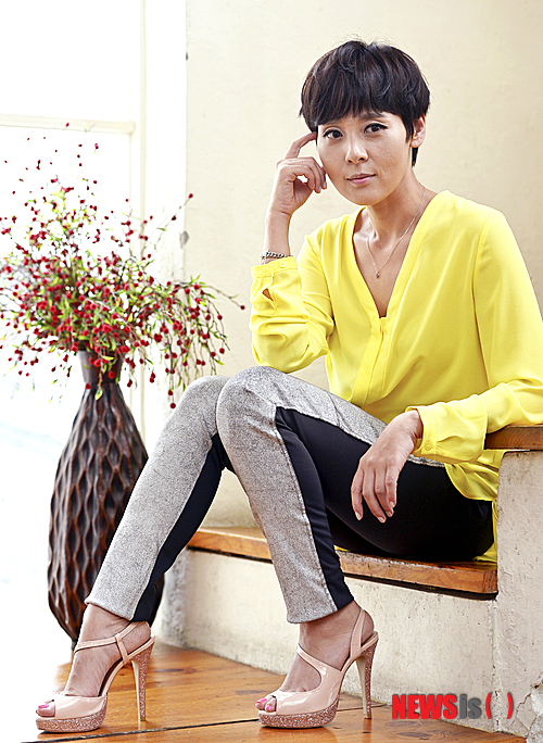 【서울=뉴시스】박동욱 기자 = 영화 '숨바꼭질'에 출연한 배우 전미선이 8일 오후 서울 삼청동 한 카페에서 뉴시스와의 인터뷰에 앞서 포즈를 취하고 있다. 2013.08.08.  fufus@newsis.com