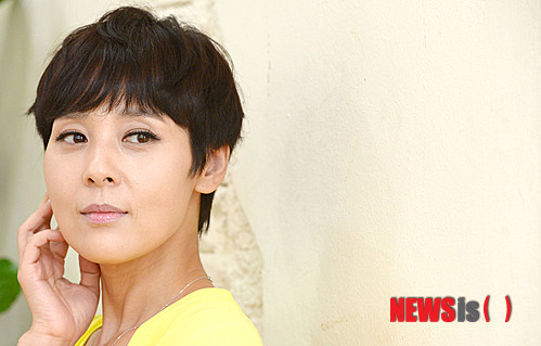 【서울=뉴시스】박동욱 기자 = 영화 '숨바꼭질'에 출연한 배우 전미선이 8일 오후 서울 삼청동 한 카페에서 뉴시스와의 인터뷰에 앞서 포즈를 취하고 있다. 2013.08.08.  fufus@newsis.com