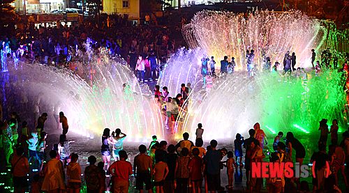 【부산=뉴시스】 하경민 기자 = 부산지역에 열대야가 7일째 이어진 가운데 8일 밤 사하구 다대포해수욕장 꿈의낙조분수에서 어린이들이 시원하게 물놀이를 즐기고 있다. 2013.08.08.&nbsp; yulnetphoto@newsis.com 