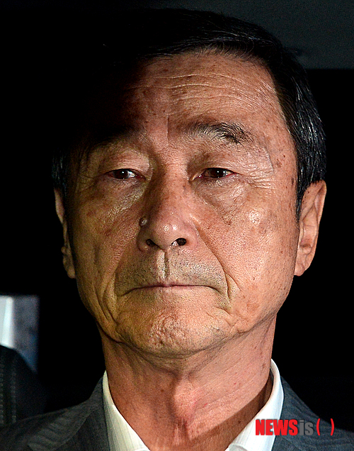 【서울=뉴시스】조종원 기자 = 4대강 공사 수주 과정에서 거액의 회삿돈을 빼돌린 혐의로 김영윤 도화엔지니어링 회장이 구속되기 전 9일 새벽 서울 서초구 중앙지방검찰청을 나서고 있다. 2013.08.09.&nbsp; choswat@newsis.com