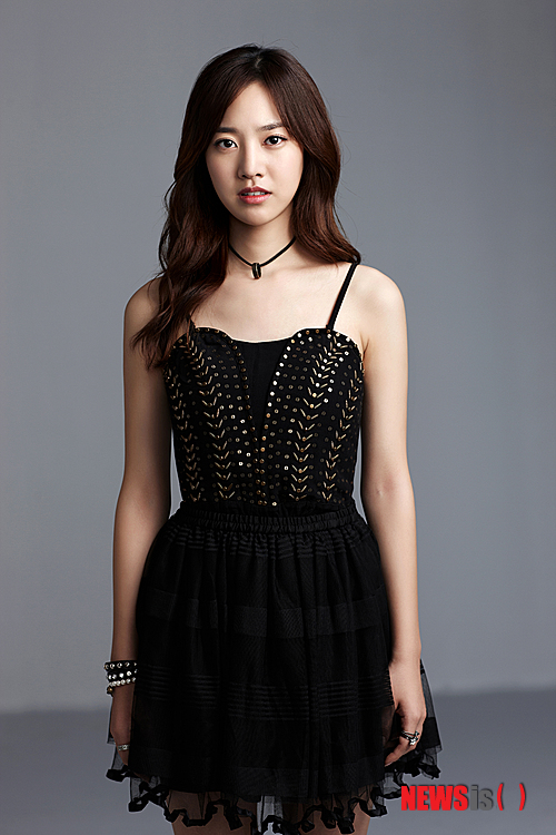 【서울=뉴시스】김정환 기자 = 탤런트 진세연(19)이 연극 무대에 데뷔한다. ‘클로저’의 여주인공 ‘앨리스’역이다. 진세연은 SBS TV ‘내 딸 꽃님이’(2011~2012) ‘다섯 손가락’(2012), KBS 2TV ‘각시탈’(2012) 등 드라마에 출연하며 안정적인 연기력을 인정 받았다. 중앙대 연극영화과 1학년인 진세연은 ‘연극 무대에 꼭 서보고 싶다’는 마음으로 휴식기에도 많은 연극을 관람하며 큰 관심을 나타냈다. 진세연은 “첫 연극 도전이라 너무 설레고 떨린다”며 “꼭 해보고 싶었던 앨리스를 맡게 돼 정말 기쁘다. 좋은 작품을 좋은 배우, 스태프들과 함께 할 수 있어서 너무 행복하다. 열심히 연습하고 준비해 좋은 모습을 보여주도록 노력하겠다”고 전했다. ‘클로저’는 영국 극작가 패트릭 마버의 대표작이다. 미국 뉴욕 출신 스트리퍼 앨리스, 부고 전문기자 ‘댄’, 사진가 ‘안나’, 피부과 의사 ‘래리’ 등 4명의 엇갈린 사랑과 그로 인한 심리적 갈등, 인간 내면의 소통과 진실을 조명한다. 1997년 5월 영국 왕립 국립극장의 코트슬로 소극장에서 초연된 이래 30여개 언어로 번역돼 50여개국 100여개 도시에서 공연됐다. 2005년 내털리 포트먼(32) 주드 로(41) 줄리아 로버츠(46) 주연 영화로 개봉됐다. 앨리스는 진세연 외에 이윤지(29) 한초아(26), 댄은 신성록(31) 최수형(34) 이동하(30), 래리는 서범석(43) 배성우(41) 김영필(40), 안나는 김혜나(33) 차수연(32)이 번갈아 맡는다. 서울 대학로 아트원시어터에서 31일 개막, 12월1일까지 공연한다. ace@newsis.com