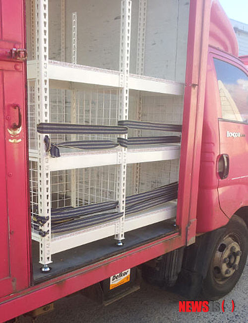 【서울=뉴시스】유희연 기자 = 9일 영진산업 측에 따르면 '스피드랙'은 주로 물류창고 및 가정에서 수납공간 활용을 위한 선반으로 제작되지만, 달리는 탑차에 설치하면 제품의 파손을 방지하는 역할을 한다. 2013.08.09. (사진=영진산업 제공) lovely_jh@newsis.com