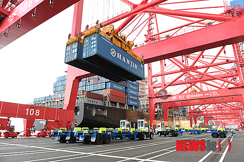 【서울=뉴시스】한진해운신항만 탠덤크레인 작업장면. 한진해운신항만에는 갠트리크레인 12대가 있으며, 40피트 컨테이너 두개 또는 20피트 컨테이너 4개를 동시에 운반할 수 있다.(사진제공=한진해운)