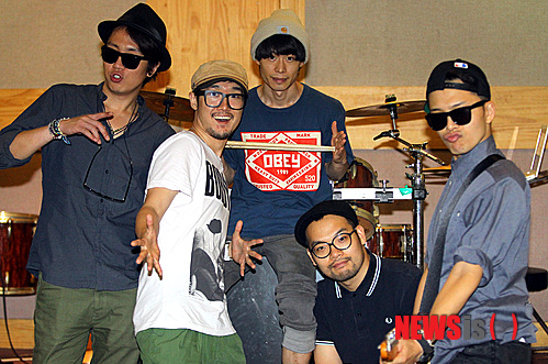 【서울=뉴시스】강종민 기자 = 8일 오후 서울 홍대앞의 한 합주실에서 동네 형 같은 락밴드 '슈퍼키드'가 카메라를 향해 익살스런 표정을 짓고 있다.&nbsp; ‘어쩌라고’, ‘잘 살고 볼 일이다’ 등 신나는 음악으로 많은 이들의 사랑을 받고 있는 슈퍼키드는 허첵(보컬), 징고(보컬), 헤비포터(베이스), 슈카카(드럼), 세버(기타)로 구성된 5인조 록밴드로 오는 14일 '바라던 바다' 등이 담긴 싱글앨범을 발매할 예정이다.&nbsp; 이들의 유쾌한 무대는 오는 18일 경기 수원 청소년 문화공원에서 열리는 23회 전국무궁화수원축제에서 만날 수 있다. 2013.08.09 ppkjm@newsis.com 