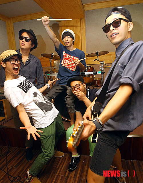 【서울=뉴시스】강종민 기자 = 8일 오후 서울 홍대앞의 한 합주실에서 동네 형 같은 락밴드 '슈퍼키드'가 카메라를 향해 익살스런 표정을 짓고 있다.&nbsp; ‘어쩌라고’, ‘잘 살고 볼 일이다’ 등 신나는 음악으로 많은 이들의 사랑을 받고 있는 슈퍼키드는 허첵(보컬), 징고(보컬), 헤비포터(베이스), 슈카카(드럼), 세버(기타)로 구성된 5인조 록밴드로 오는 14일 '바라던 바다' 등이 담긴 싱글앨범을 발매할 예정이다.&nbsp; 이들의 유쾌한 무대는 오는 18일 경기 수원 청소년 문화공원에서 열리는 23회 전국무궁화수원축제에서 만날 수 있다. 2013.08.09 ppkjm@newsis.com 