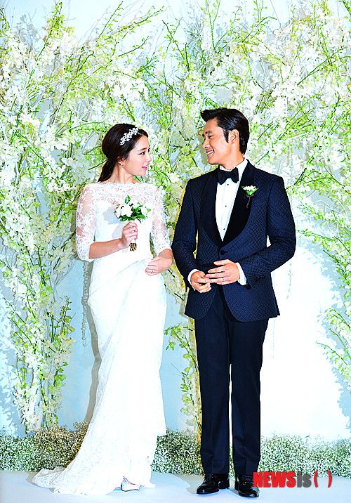 【서울=뉴시스】박문호 기자 = 10일 오후 서울 용산구 한남동 그랜드하얏트호텔에서 결혼식을 올리는 배우 이병헌과 이민정이 기자회견장에서 포즈를 취하고 있다. 2013.08.10. go2@newsis.com