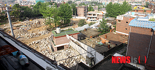 【수원=뉴시스】강종민 기자 = 11일 오전 경기 수원시 고등동 재개발지역이 마치 폭격을 맞은 듯 황폐한 모습을 보이고 있다. 철거작업이 진행중인 이곳은 아직 이주하지 못한 영세민들이 최악의 주거환경 속에서 하루하루를 살고 있다. 2013.08.11.&nbsp; ppkjm@newsis.com