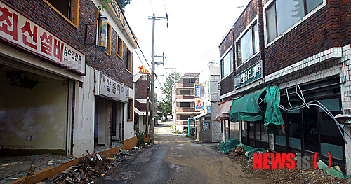 【수원=뉴시스】강종민 기자 = 11일 오전 경기 수원시 고등동 재개발지역이 마치 폭격을 맞은 듯 황폐한 모습을 보이고 있다. 철거작업이 진행중인 이곳은 아직 이주하지 못한 영세민들이 최악의 주거환경 속에서 하루하루를 살고 있다. 2013.08.11.&nbsp; ppkjm@newsis.com