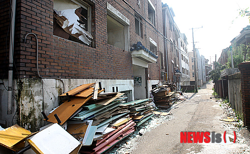 【수원=뉴시스】강종민 기자 = 11일 오전 경기 수원시 고등동 재개발지역이 마치 폭격을 맞은 듯 황폐한 모습을 보이고 있다. 철거작업이 진행중인 이곳은 아직 이주하지 못한 영세민들이 최악의 주거환경 속에서 하루하루를 살고 있다. 2013.08.11.&nbsp; ppkjm@newsis.com