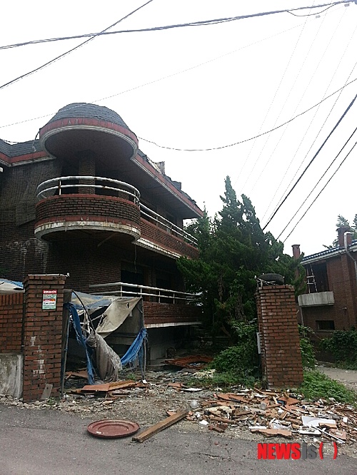 【수원=뉴시스】노수정 기자 = 11일 오전 경기 수원시 고등동 재개발지역이 마치 폭격을 맞은 듯 황폐한 모습을 보이고 있다. 철거작업이 진행중인 이곳은 아직 이주하지 못한 영세민들이 최악의 주거환경 속에서 하루하루를 살고 있다. 2013.08.11.&nbsp; nsj@newsis.com