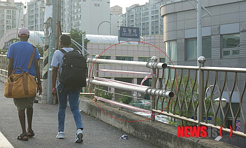 【천안=뉴시스】이종익 기자 = 10일 오후 충남 천안시 두정역 인근의 두정육교와 인근 버스장(두정역) 사이 추락을 방지하기 위해 설치한 난간이 쇠파이프 등으로 임시 보수돼 있다. 이곳은 지난 9일 오후 11시 20분께 집으로 돌아가던 A(64)씨가 3.5m 높이에서 차로로 추락해 사망한 곳이다. 2013.08.10.&nbsp; 007news@newsis.com