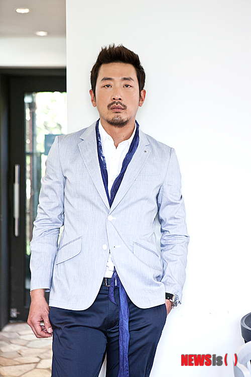 【서울=뉴시스】김정환 기자 = 영화배우 하정우(35)가 재난 스릴러 ‘더 테러 라이브’(감독 김병우)의 주연을 맡았다고 했을 때, 영화계에는 기대만큼 우려도 있었다. 국내에서 시도된 적 없는 스타일의 영화이고, 검증이 덜 된 신인감독의 장편 상업영화 데뷔작이며, 그것도 단독주연, 더군다나 1시간37분이라는 짧다면 짧고 길다면 긴 러닝타임을 홀로 끌어가야 한다는 것 등이다. 하정우의 연기력을 신뢰하면서도 작품 선정 능력, 티켓 파워의 시험대로 여기며 흥미로워 하는 시각도 많았다. 개봉 시기가 가까워지자 이번에는 맞상대가 ‘설국열차’라는 사실로 더욱 관심이 고조됐다. 봉준호(44) 감독도 모자라 크리스 에번스(32), 틸다 스윈턴(53), 송강호(46) 등 한·미 연합군에 대항해 고군분투해야 했다. 물론 ‘설국열차’에 대한 초기 반응에서 호불호가 갈리며 ‘혹시 하정우가 설국열차를 테러해 탈선시키는 것 아닐까’하는 말도 나왔다. 7월31일 두 영화가 함께 개봉하고 12일이 흐른 지금, 열차는 테러의 여지도 주지 않은 채 폭주하고 있다. 누적관객 644만명 대 383만명. 그러나 ‘설국열차’의 450억원과 ‘더 테러 라이브’의 36억원이라는 순제작비의 현격한 차이를 떠나 감독에서 배우들까지 어느 하나도 유리한 구석이 없었다고 본다면, 졌다고 꼭 말할 수는 없다. 게다가 하정우 자신으로서는 ‘관객들이 믿고 보는 배우’이자 ‘감독·제작자·투자자가 믿고 맡길만한 배우’라는 사실을 여실히 증명해보이며 ‘대세’에서 ‘유일대세’로 업그레이드됐다. 결과적으로는 대성공이었지만, 자칫 무모했을 수도 있는 도전을 하정우가 감행한 이유는 오히려 ‘더 테러 라이브’가 갖고 있는 수많은 핸디캡 때문이다. “핸디캡이 많다는 것이 저를 강하게 이끌었어요. 한 장소에 한 인물이 등장해서 계속 끌고간다는 것인데 이를 극복한다면 오히려 굉장히 참신하고 재미있는 영화가 되겠구나 싶었던 것이죠. 역으로 장점이 될 수 있겠다는 생각이 들었거든요. 감정이입할 수 있는 대상이 처음부터 끝까지 분산되지 않은 채 집중될 수도 있구요.” 일말의 부담은 있었다. 그러나 그 정도쯤은 ‘도전해서 연마하자’는 각오에 별다른 장애가 되지 않았다. “부담은 작품마다 느끼는 것이에요. 혼자서 하든지, 여럿이 하든지 상관없이 늘 주연배우로서 책임감과 부담감은 같답니다.” 그런 의미에서 ‘시험대’라는 시선 역시 “맞다. 그러나 내게 있어 매 작품이 시험무대”라는 생각으로 덤덤히 받아들였다. 그랬기에 손익분기점인 200만 명을 훌쩍 넘어서 떼돈을 벌어들이고 있는 현재 성적을 보며 ‘단독 주연에 나름 자신이 있었던 것 아니겠느냐’는 추측에 “이야기가 재미있으니 그 안에서 한 번 놀아보자 했던 것이지 ‘이 기회에 나 혼자 배우의 역량을 뽐내봐야겠다’는 생각은 안 했어요. 그런 것은 배우로서 유치한 생각이죠. 영화 안에서 캐릭터를 만들고 스토리에 잘 녹아드는 것이 옳지, 배우가 영화 밖으로 나와 버리는 것만큼 창피한 것이 없다고 생각합니다”라고 당당히 말할 수 있다. 하정우는 시나리오상 존재했지만 형상화 되지 않았던 ‘윤영화’를 우리가 좋아하고 존경하다 실체를 알게 된다면 바로 경원하게 될, ‘명품’으로 포장된 ‘속물’로 살려놓았다. 대사와 행동, 눈빛, 표정, 제스처에 헤어스타일까지 이용해 시시각각 변하는 감정과 처지들을 표현해내며 실제 상황 한 가운데 놓인 당사자로 세웠다. 하정우의 신들린 듯한 연기와 경이로운 캐릭터 창조력에 대중은 경탄하고, 동시대 배우들은 질투하며, 감독·제작자는 앞으로 어떤 작품으로 유혹해야 할 지 고민에 빠져있다. 모두가 인정하고 있지만 여전히 그는 자신에게 인색하다. “아직 80점밖에 안되네요. 저는 늘 80점짜리에요. 그래서 늘 ‘평균치 이상은 해야겠다’는 마음으로 연기를 하려하죠.” “그렇다면 90점은 언제쯤?” 바로 답이 돌아온다. “한 40대 넘어서, 연륜과 경험 등이 뒷받침되면 기대해볼 수 있지 않을까요.” 불과 5년 뒤라고 생각한다면 오산이다. 하정우는 이미 40대인 선배 배우들의 연기에 관해 “선배님들은 모두 100점이세요. 제가 감히 평가할 수 없죠”라는 말로 스스로에 대해 인색하다 못해 자기비하까지 시간을 앞질러 벌써부터 하고 있으니까. ace@newsis.com