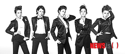 【서울=뉴시스】이재훈 기자 = 그룹 '카라'가 1년여 만에 국내 컴백한다.&nbsp; 12일 매니지먼트사 DSP미디어에 따르면, 카라는 9월 초 정규 4집 앨범을 발표한다.&nbsp; 지난해 8월 미니앨범 '판도라(PANDORA)' 이후 첫 앨범으로 정규로는 2011년 9월 내놓은 '스텝(STEP)' 이후 2년 만이다.&nbsp; 카라는 이날 멤버 다섯명이 남장한 모습을 담은 재킷 이미지를 공개했다.&nbsp; DSP는 "멤버들이 '그 겨울, 바람이 분다'의 김규태 PD와 함께 시네드라마 '시크릿 러브'를 녹화하고 해외 활동을 하면서도 틈틈이 새 앨범에 대한 아이디어를 모으고 준비를 해왔다"면서 "다양한 음악색깔을 담기 위해 노력했다"고 알렸다.&nbsp; realpaper7@newsis.com 