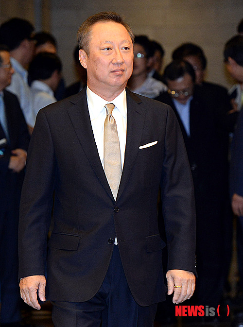 【서울=뉴시스】서재훈 기자 = 박용만 두산그룹 회장이 12일 오후 서울 남대문로 대한상공회의소에서 열린 서울상공회의소 임시의원총회에 참석하기 위해 들어서고 있다. 2013.08.12. jhseo@newsis.com