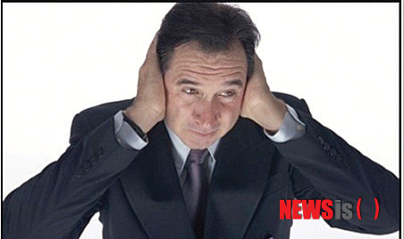 【서울=뉴시스】유희연 기자 = 12일 오대경희한의원 측에 따르면 이명(귀울림)은 일상생활에 큰 지장을 줄 수 있는 난청과 어지럼증, 두통, 위장장애, 관절통, 귀막힘, 구토, 오심, 불면증, 불안함, 우울증, 신경쇠약 등을 동반할 수 있기 때문에 빠른 치료가 요구된다. 2013.08.12. (사진=오대경희한의원 제공)&nbsp; lovely_jh@newsis.com 