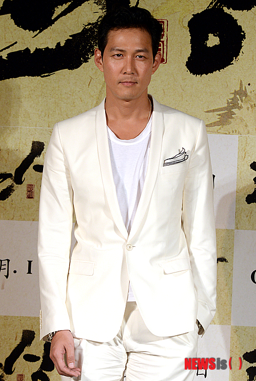 【서울=뉴시스】조성봉 기자= 12일 오후 서울 중구 메가박스 동대문점에서 열린 영화 ‘관상’ 제작보고회에 참석한 배우 이정재가 포토타임을 갖고 있다. 영화 '관상'은 왕의 자리가 위태로운 조선 시대를 배경으로 얼굴을 통해 앞날을 내다보는 천재 관상가가 나라의 운명을 바꾸려 하면서 벌어지는 이야기를 그린 영화다. 2013.08.12. suncho21@newsis.com