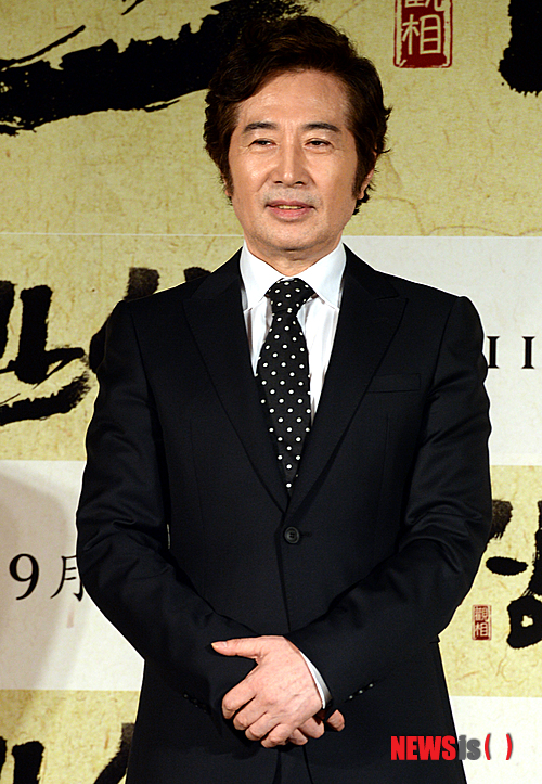 【서울=뉴시스】조성봉 기자= 12일 오후 서울 중구 메가박스 동대문점에서 열린 영화 ‘관상’ 제작보고회에 참석한 배우 백윤식이 포토타임을 갖고 있다. 영화 '관상'은 왕의 자리가 위태로운 조선 시대를 배경으로 얼굴을 통해 앞날을 내다보는 천재 관상가가 나라의 운명을 바꾸려 하면서 벌어지는 이야기를 그린 영화다. 2013.08.12.&nbsp; suncho21@newsis.com