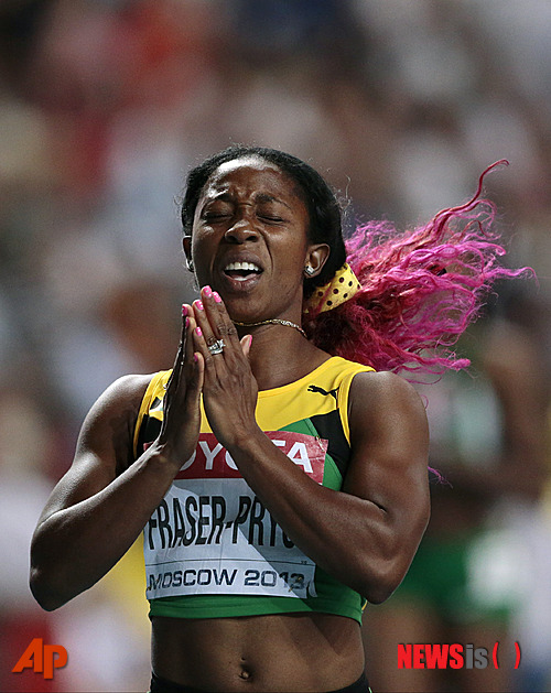 【모스크바=AP/뉴시스】'땅콩 스프린터' 셸리 앤 프레이저 프라이스(27·자메이카)가 13일(한국시간) 러시아 모스크바 루즈니키 스타디움에서 열린 국제육상경기연맹(IAAF) 제14회 세계선수권대회 여자 100m 결승에서 10초71을 기록, 금메달을 차지한 뒤 기뻐하고 있다.