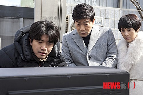 【서울=뉴시스】김정환 기자 = 독립 투자배급사 NEW(대표 김우택)의 스릴러 영화 ‘숨바꼭질’이 14일 개봉한다. NEW의 스릴러 불패 신화가 이어질는지 관심이 모아지고 있다.  ‘숨바꼭질’은 남의 집에 숨어사는 의문의 사람들과 그들로부터 가족과 집을 지키려는 가장들의 분투기다. ‘미장센 단편영화제-장르의 상상력’전의 ‘절대악몽’(공포 스릴러) 부문에서 2010년 ‘최우수 작품상’(‘저주의 기간’), 올해 ‘심사위원 특별상’(‘주희’)을 차지한 허정(32) 감독의 치밀하면서도 통쾌한 시나리오와 밀도 있으면서 튀는 연출이 입증된 연기력으로 신뢰감을 주는 손현주(48) 문정희(37) 전미선(43) 등 배우들과 어우러져 시너지 효과를 내리라는 기대다.  특히 10대들 사이에 회자된 ‘숨바꼭질’ 괴담을 영화화한만큼 청소년들의 호응이 예상되고 있다.  15세관람가 등급의 이 영화는 12일 영화진흥위원회 통합전산망 예매율 집계에서 400만 관객을 돌파한 하정우(35)의 재난 스릴러 ‘더 테러 라이브’(감독 김병우), 같은 날 개봉하는 100억원 재난 블록버스터 ‘감기’(감독 김성수) 등을 눌렀다. 600만명이 본 크리스 에번스(32) 틸다 스윈턴(53) 송강호(46)의 450억원 대작 ‘설국열차’(감독 봉준호)에 이어 예매율 2위로 치고 나왔다.  앞서 NEW가 배급한 스릴러 3편은 불리한 상황에서도 모두 흥행에 성공했다.  김하늘(35) 유승호(20)의 ‘블라인드’는 2011년 8월10일 개봉해 237만명을 모았다. CJ E&M이 배급한 100억원대 SF 블록버스터 ‘7광구’가 이미 개봉해 있었고, 롯데엔터테인먼트가 배급한 100억원대 사극 블록버스터 ‘최종병기 활’이 함께 막을 올린 불리한 상황에서다. 15세 관람가인 이들 영화와 달리 ‘청소년 관람불가’ 등급이었지만 ‘웰메이드 스릴러’라는 호평 속에 흥행에 성공했다. 김하늘은 그해 대종상, 청룡영화상 등에서 여우주연상을 받았다.  이어 엄정화(44) 김상경(41)의 ‘몽타주’는 5월10일 개봉해 로버트 다우니 주니어(48)의 ‘아이언맨3’가 극장가를 초토화하는 와중에도 210만 관객을 들였다. 15세 관람가 등급의 이점까지 더해졌다.  또 설경구(45) 정우성(40) 한효주(26)의 ‘감시자들’은 브래드 피트(50)의 ‘월드 워 Z’가 극장가를 지배하던 7월3일 개봉해 11일 ‘퍼시픽 림’, 17일 250억원 대작 한국영화 ‘미스터 고’, 18일 이병헌(43)을 앞세운 ‘레드, 더 레전드’ 등이 잇따라 개봉하는 가운데에서도 550만 관객을 모았다. 역시 15세 관람가 등급 덕을 봤다.  박준경 NEW 마케팅 부장은 “가족 영화를 주로 배급해온 회사여서인지 스릴러 장르 역시 시나리오를 선택할 때 기본적으로 휴머니즘을 보게 된다. 여기에 젊고 열정 넘치는 감독들의 신선하고 참신한 시도와 따뜻한 미덕이 더해지면서 관객 호응을 얻을 수 있었다”면서 “이번 ‘숨바꼭질’ 또한 면면에 휴머니즘이 흐르고 허 감독의 역량과 시나리오에 반해 흔쾌히 출연을 결심한 믿고 보는 배우들의 호연, 무더위를 날려버릴 만한 긴장감 있는 전개가 있어 좋은 성적을 거둘 수 있을 것”이라고 자신했다.   ace@newsis.com