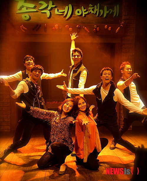 【서울=뉴시스】이재훈 기자 = 창작뮤지컬 '총각네 야채가게'가 일본에 본격 진출한다.&nbsp; 공연제작사 라이브와 CJ E&M 공연사업부문에 따르면, '총각네 야채가게'는 9월28일부터 10월20일까지 도쿄 롯폰기의 한국뮤지컬전용관 '아뮤즈뮤지컬시어터' 무대에 오른다.&nbsp; 맨손으로 사업을 시작해 최고의 매출을 올리게 된 '총각네 야채가게'의 창업자 이영석씨의 성공스토리를 모티브로 삼았다. 춤추고 노래하며 쇼를 하는 별난 채소가게 총각들의 방황과 사랑, 꿈에 대한 이야기다.&nbsp; 한국에서 2008년 초연했으며 이후 매년 '시즌1', '시즌2', '2.0버전' 등으로 업그레이드했다.&nbsp; 앞서 지난 5월 도쿄 혼다극장에서 한국 라이선스 공연으로 일본 배우들이 선보였다. 총 16회 공연은 전회 매진을 기록했다.&nbsp; CJ E&M은 "오리콘, 산케이 스포츠사, 도쿄 뉴스통신사 등 일본의 11개 미디어가 관심을 보이고 있다"고 알렸다.&nbsp; 일본 공연의 연출을 맡은 김영아씨는 "작품 본연의 색깔은 유지하되 일본 정서에 맞게 각색해 무대에 올릴 것"이라고 귀띔했다.&nbsp; 한편, '총각네 야채가게'는 9월1일까지 서울 대학로 예술마당 1관에서 볼 수 있다. 02-333-7203&nbsp; realpaper7@newsis.com&nbsp;&nbsp;&nbsp; 