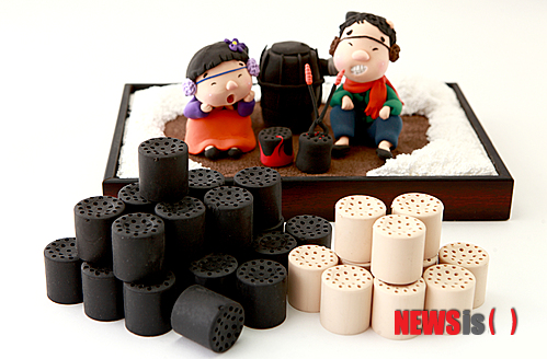 【태백=뉴시스】홍춘봉 기자 = 관광도시를 표방하는 태백 영월 등 강원남부권 지방자치단체의 관광기념품이 수준이하라는 지적이다. 사진은 태백시의 관광기념품인 연탄지우개 모습. 2013.08.14. casinohong@newsis.com