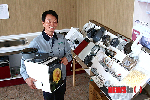 【광주=뉴시스】배상현 기자 = 지난 12일 광주 동구 수기동에 있는 (주)바이오스타 신행순사장이 미생물을 활용한 새로운 개념의 음식물쓰레기 처리기에 대해 소개하고 있다. 2013.08.14 praxis@newsis.com