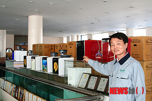 【광주=뉴시스】배상현 기자 = 지난 12일 광주 동구 수기동에 있는 (주)바이오스타 신행순사장이 일본에 2만5000대 수출계약을 맺은 미생물을 활용한 새로운 개념의 음식물쓰레기 처리기를 선보이고 있다. 2013.08.14 praxis@newsis.com