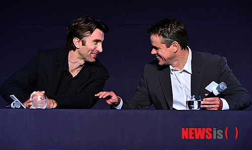 【서울=뉴시스】 박문호 기자 = 영화 '엘리시움'의 배우 맷 데이먼(오른쪽)과 샬토 코플리가 14일 오전 서울 여의도 IFC서울콘래드 호텔에서 열린 내한 기자회견에서 이야기를 나누고 있다. 2013.08.14.&nbsp;&nbsp; go2@newsis.com&nbsp; 