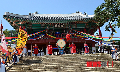 【통영=뉴시스】최운용 기자 = 14일 조선시대 충청·전라·경상 3도의 수군을 지휘하던 '통제영' 관아가 100년 만에 경남 통영에서 복원됐다. 통제영은 선조 26년(1593년) 이순신 장군이 초대 삼도수군통제사로 임명돼 한산도에 처음 설치한 후 고종 32년(1895년) 폐영될 때까지 302년간 조선수군 최고의 통치 관청으로 기능했다. 선조 36년(1603년) 제6대 이경준 통제사가 지금의 통영으로 옮겼다. 2013.08.14.&nbsp;&nbsp; yong4758@newsis.com