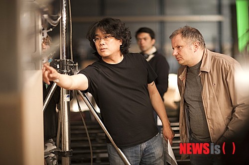 【서울=뉴시스】김정환 기자 = 크리스 에번스(32) 틸다 스윈턴(53) 송강호(46)의 SF 블록버스터 ‘설국열차’가 700만 관객을 돌파했다.&nbsp; 투자배급사 CJ E&M은 ‘설국열차’가 14일 오후 12시5분 기준 영화진흥위원회 통합전산망 집계에서 700만2107명을 기록했다고 밝혔다. 7월31일 개봉 이후 보름만이다.&nbsp; 재난 블록버스터 ‘해운대’(1132만명, 2009)의 19일, 할리우드 SF 블록버스터 ‘트랜스포머 3’(778만명, 2011)의 20일, 코미디 ‘7번방의 선물’(1281만명, 2013)과 사극 ‘광해, 왕이 된 남자’(1232만명, 2012)의 21일을 앞섰다. 특히 할리우드 SF 블록버스터 ‘아이언맨3’(900만명, 2013)와는 500만명 10일, 600만명 12일로 타이를 이뤘으나 700만명에서는 ‘아이언맨3’의 21일을 압도했다.&nbsp; 700만 관객을 달성하게 되자 ‘어게인 2006’으로 관심이 모아지고 있다. ‘설국열차’를 연출한 봉준호(44) 감독이 2006년 재난 블록버스터 ‘괴물’로 거둔 대기록을 7년만에 재현하는 것을 뜻한다. ‘괴물’은 영진위 통합전산망이 구축되기 전 집계인 영진위 공식통계에서 누적관객 1301만9740명으로 할리우드 SF 블록버스터 ‘아바타’(1362만4328명, 2012)에 이어 2위에 올라 있다.&nbsp;&nbsp; 그러나 쉽지 않을 전망이다. ‘괴물’이 누적관객 1091만7204명으로 6위에 랭크돼 있는 영진위 통합전산망의 역대 한국 영화 최고 흥행작인 ‘도둑들’(1298만명, 2012)과의 비교가 근거다. 마침 ‘도둑들’은 지난해 7월25일 개봉해 ‘설국열차’와 상영 시기도 엇비슷하다.&nbsp; 500만 돌파에는 두 영화 모두 10일이 소요됐다. 하지만 600만 관객 돌파부터 차이를 보였다. ‘도둑들’은 11일이 걸려 ‘설국열차’의 12일보다 하루 빨랐다. 700만 관객 돌파는 ‘도둑들’이 13일로 ‘설국열차’ 보다 이틀 앞섰다.&nbsp; 시장 상황도 ‘설국열차’에게 불리하다. ‘도둑들’은 지난해 여름 최강자로 꼽히던 할리우드 SF 블록버스터 ‘다크나이트 라이즈’가 7월19일 개봉해 300만명을 모은 바로 다음날인 25일 막을 올려 ‘다크나이트 라이즈’를 끌어내리고 1위로 출발했다.&nbsp; 개봉 7일째를 맞아 힘이 다소 빠진 할리우드 영화와 맞붙은 ‘도둑들’과 달리 ‘설국열차’는 시나리오, 연출, 배우 등 경쟁력을 갖춘 하정우(35)의 재난 스릴러 ‘더 테러 라이브’(감독 김병우)와 함께 출발했다. ‘더 테러 라이브’는 ‘설국열차’를 잡지는 못했지만 13일까지 1, 2위 구도를 유지하며 ‘설국열차’의 힘을 뺐다.&nbsp; 개봉 14일째 날의 스크린 점유율은 ‘도둑들’ 27.3%, ‘다크나이트 라이즈’는 16.3%였지만 ‘설국열차’는 24.6%, ‘더 테러 라이브’는 19.2%다. ‘설국열차’의 스크린 독점을 ‘더 테러 라이브’가 막고 있는 셈이다. 같은 날 좌석 점유율은 ‘도둑들’ 31.4%, ‘다크나이트 라이즈’ 23.4%였던 것과 달리 ‘더 테러 라이브’는 24.5%로 ‘설국열차’의 22.7%보다 오히려 더 높은 것으로 나타났다.&nbsp; ‘도둑들’은 개봉 15일째 되던 8월8일 ‘바람과 함께 사라지다’와 ‘나는 왕이로소이다’ 등 새 경쟁작을 맞았다. 전날까지 760만명을 모은 상태였고 두 영화 모두 사극이라 ‘도둑들’과의 경쟁보다 자체 경쟁에 더 바빴다.&nbsp; ‘설국열차’도 개봉 15일째인 14일 새 경쟁작 두 편을 맞는다. 두 영화 모두 나름대로 경쟁력이 있다. 순제작비 100억원이 투입된 장혁(37) 수애(33)의 재난 블록버스터 ‘감기’(감독 김성수)와 순제작비는 25억원에 불과하지만 영화 자체의 경쟁력으로 주목 받는 손현주(48) 문정희(37) 전미선(43)의 스릴러 ‘숨바꼭질’(감독 허정)이다. ‘설국열차’가 지난 14일 동안 모은 관객은 694만명에 그치고 있다.&nbsp; 더구나 ‘감기’는 ‘설국열차’의 투자배급사인 CJ E&M이 메인 투자한 영화다. 배급은 ‘감기’ 제작사인 아이러브픽쳐스가 자체적으로 한다지만 막대한 돈이 투자된 만큼 CJ E&M이 완전히 외면할 수도 없는 처지다. ‘&nbsp; 더욱 주목할 것은 개봉 13일째이자 두 번째 주말을 보내고 맞이한 월요일의 드롭율이다. ‘도둑들’은 8월6일 40%로 나타났다. 반면 ‘설국열차’는 12일 60%를 보였다.&nbsp; ‘설국열차’의 순제작비는 430억원(4000만 달러)이다. 국내 개봉 전 167개국에 선판매돼 이미 순제작비의 절반인 2000만 달러를 벌어들였다. 따라서 국내에서 2000만 달러만 벌면 됐다. 그 분기점은 600만명이다. ‘어게인 2006’을 달성하지 못해도 금전적 손실은 없게 됐다.&nbsp; 따라서 이제는 ‘설국열차’가 작은 한국 시장에서 ‘앞칸 영화’ 노릇을 하며 ‘어게인 2006’을 꾀하기보다 는 해외로 나가 맷 데이먼(43)의 할리우드 SF 블록버스터 ‘엘리시움’(감독 닐 블롬캠프)과 경쟁할 때라는 지적도 나오고 있다.&nbsp; ace@newsis.com