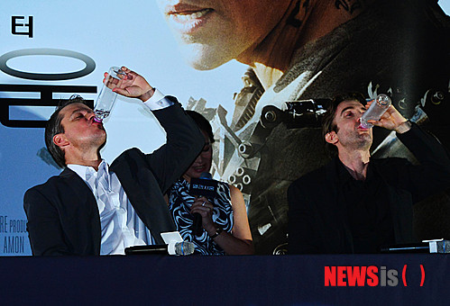 【서울=뉴시스】 박문호 기자 = 영화 '엘리시움'의 배우 맷 데이먼(왼쪽)과 샬토 코플리가 14일 오후 서울 여의도 CGV에서 열린 ‘한국 관객과의 만남‘에서 서로 물 많이 마시기를 겨루고 있다. 2013.08.14.&nbsp; go2@newsis.com 