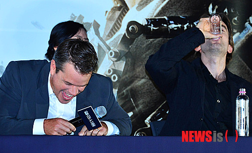 【서울=뉴시스】 박문호 기자 = 영화 '엘리시움'의 배우 맷 데이먼과 샬토 코플리가 14일 오후 서울 여의도 ICGV에서 ‘한국 관객과의 만남‘에서 서로 물 많이 마시기를 겨루고 있다. 2013.08.14.&nbsp; go2@newsis.com 