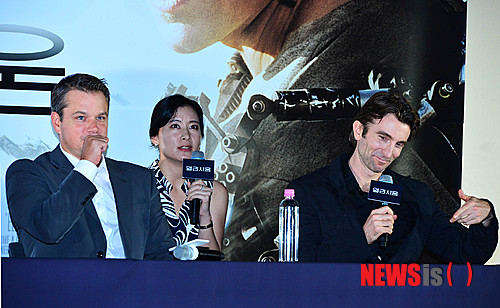 【서울=뉴시스】 박문호 기자 = 영화 '엘리시움'의 배우 맷 데이먼과 샬토 코플리가 14일 오후 서울 여의도 CGV에서 ‘한국 관객과의 만남‘에서 서로 물 많이 마시기를 겨루고 있다. 2013.08.14.&nbsp; go2@newsis.com 