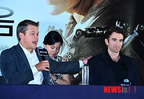 【서울=뉴시스】 박문호 기자 = 영화 '엘리시움'의 배우 맷 데이먼과 샬토 코플리가 14일 오후 서울 여의도 CGV에서 열린 ‘한국 관객과의 만남‘에서 서로 물 많이 마시기를 겨루고 있다. 2013.08.14.&nbsp; go2@newsis.com 