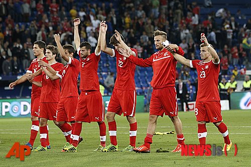 【바젤(스위스)=AP/뉴시스】스위스 축구대표팀이 15일(한국시간) 스위스의 바젤 야콥스타디온에서 열린 브라질과의 국가대표 평가전에서 승리한 뒤 홈 팬들에게 인사하고 있다. 스위스는 상대 수비수 다니 알베스(바르셀로나)의 자책골로 1-0 승리를 거뒀다. 