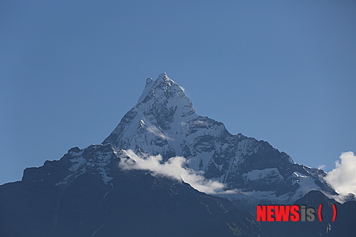 【서울=뉴시스】하도겸 박사의 ‘히말라야 이야기’ <25>&nbsp; 국립민속박물관은 올해 계사년 입춘(2월4일)을 맞이해 1월 31일과 2월 4일 양일간 입춘 세시행사를 진행했다. 박물관 중앙로비에서 관람객에게 입춘첩을 직접 써서 나누어주는 한편 전통한옥인 오촌댁 대문에 입춘첩 붙이기를 시연했다.&nbsp; 국립민속박물관 학예연구사 galmun@hanmail.net 