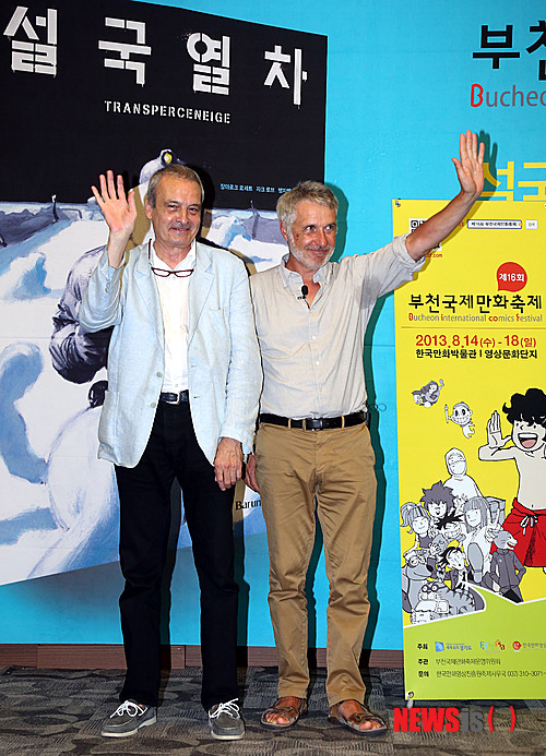 【부천=뉴시스】김태은 문화전문기자 = 봉준호(44) 감독의 영화 ‘설국열차’가 한국에서 흥행에 성공하고 있는 가운데, 프랑스 원작만화(그래픽노블)를 쓰고 그린 작가들이 왔다.&nbsp; 그림을 그린 화가 장 마르크 로셰트(57)와 시나리오를 쓴 작가 뱅자맹 르그랑(63)은 15일 부천국제만화축제가 열리고 있는 한국만화영상진흥원에서 “봉준호 감독이 우리를 선택해줬다. 기적과 같은 일이 벌어졌다”며 기뻐했다. 이들은 2008년 서울 국제만화페스티벌에 참석, 봉 감독과 대담하기도 했다.&nbsp; 그래픽노블 ‘설국열차’는 1970년대부터 자크 로브(시나리오)와 알렉시스(그림)의 구상으로 시작됐다. 알렉시스가 1977년 사망한 후 장 마르크 로셰트가 합류해 1984년 출간됐다. 자크 로브가 1990년 세상을 떠난 후 장 마르크 로셰트는 뱅자맹 르그랑과 함께 시리즈를 재개해 2, 3권을 2000년에 마무리했다. 봉 감독의 ‘설국열차’에 출연하기도 한 이들은 영화화에 큰 만족을 표했다.&nbsp; 로셰트는 “계약 당시 ‘괴물’, ‘살인의 추억’ 등을 보고 그의 능력을 전혀 의심하지 않았다”며 “프랑스 감독들에게 세 번 영화화 제안을 받았다. 한 번은 프랑스 유명배우이자 감독인 로베르트 호셍이 진지하게 영화화를 원했는데 자크 로브가 거절했다. 80년대에는 이야기를 실감나게 만들 테크닉이 없었을 때이므로 잘 거절한 것 같다”고 밝혔다.&nbsp; 르그랑은 “판권에 대한 얘기가 오갈 때 봉준호 감독이 칸국제영화제에 ‘괴물’로 참석하게 돼 우리집에 초대를 했고, 그때부터 우리 셋은 우정을 쌓아가게 됐다”고 봉 감독과의 인연을 언급했다.&nbsp; -‘설국열차’가 영화로 재탄생했다.&nbsp; 로셰트. “영화의 큰 성공에 힘입어 원작도 잘 나가고 있다는 소식에 기뻤다. 시작도 기적적으로 됐는데 더 좋은 성과가 있기를 기대한다. 봉준호 감독이 많은 사람을 통솔, 지휘하고 계산하며 영화를 만드는 것을 보고 그 일의 중압감을 나로서는 상상조차 할 수 없었다. 영화는 만화보다 훨씬 더 큰 작업이다.”&nbsp; 르그랑. “프랑스에서 한국영화를 좋아하는 사람들이 많다. 박찬욱, 봉준호 외에 젊은 감독들도 프랑스에서 인기를 얻고 있고, 칸영화제 후보로 종종 오른다. 한국영화의 저력을 느낄 수 있었다.”&nbsp; -영화에 직접 출연하기도 했는데.&nbsp; 로셰트. “영화에서 기록을 남기는 화가 역의 손으로 출연해 그림을 그렸다. 여러 대의 카메라 앞에서 그림을 그리는 것이 내 일생의 가장 큰 스트레스로 자세히 보면 손이 떨리는 것을 볼 수 있을 것이다. 봉준호가 그림에 관해서는 전적으로 다 내게 맡기고 별다른 주문은 없었다. 촬영지 근처 호텔에 묵으며 돌아다니면서 더러운 종이를 주워 거기에 그림을 그렸다. 좀 더 낡아보이도록 훼손하기도 했다. 내 그림이 야생적이면서도 다듬어지지 않은 면들을 봉준호가 무척 좋아했다.”&nbsp; 르그랑. “엑스트라로 참여했는데, 그때 하얀 수염도 붙이고 모래, 먼지를 다 뒤집어쓰고 촬영해야했다. 어디서 온 사람인지로 모를 정도여서 ‘러시아 사람 아닐까’라고 농담을 하곤 했다.”&nbsp; -영화 원작으로서의 만화의 힘에 대해서 말해달라.&nbsp; 로셰트. “만화는 이야기의 원천으로서의 가능성을 가지고 있다. 자본 투자의 제약을 받지 않고 표현할 수 있는 것을 표현할 수 있다. 그림 작가로서 그림으로 생각을 담아낼 수 있다는 것이 기쁘다. 만화의 영화화는 미국, 프랑스, 한국 등 전세계적 현상으로 보여진다. 기술의 발전으로 만화로만 표현 가능하던 것을 영화로 찍을 수 있는 상황이 왔기 때문이라고 생각한다. 앞으로 이런 경향이 더 심화되리라 본다. 자신이 만들어낸 창작물이 제2의 창작자에게 다시 해석 표현되는 것을 바라보는 것은 원작자로서 큰 기쁨이다. 창작의 소스가 될 수 있는 부분이라고 생각한다.”&nbsp; 르그랑. “소설도 쓰고 연극 극본도 써왔는데, 그때는 항상 고독한 작업이라고 느껴진다. 만화는 그림작가와 함께 할 수 있어서 좋다. 둘이서 상상력을 총동원할 수 있는 매체이기 때문에 좋다.”&nbsp; 로셰트. “그 표현을 하는건 난데 너무 힘들다.”(웃음)&nbsp; -미래를 배경으로 한 SF에 열차라는 아날로그적 소재를 사용한 이유는 뭔가. 원작만화는 계급에 상관없이 모든 사람들이 불행한 숙명에서 벗어나지 못하는 것을 그리는데 이런 비관적 내용과 결말을 정한 이유는.&nbsp; 르그랑. “알고 있겠지만 자크 로브라는 시나리오 작가가 원작가다. 알렉시스라는 젊은 작가가 4페이지 를 그리다가 동맥파열로 갑작스럽게 사망했다. 로셰트와 1권을 완성시키고 돌아가시고 20여년 후 로셰트가 묻혀두기는 아깝다는 생각에 시나리오 작가를 물색해 내가 투입됐다. 기차는 내가 만든 건 아니지만 시스템 자체가 어딘가를 향해서 굴러간다는 상징을 부여하고 싶었다. 젊은 만화가를 잃어버린 작가의 어려운 상황이 1권의 출발부터 반영됐다고 보인다. 나도 낙관주의와 비관주의 중 비관주의 쪽을 택하고 싶다.”&nbsp; -원작만화는 3권에서 비관적으로 마무리되는데, 영화는 낙관적인 결말을 가진다. 또 후속 얘기를 더 발표할 것인가.&nbsp; 르그랑. “1권을 쓴 자크 로브는 등장인물들이 거의 죽는 것으로 끝을 맺었다. 그래서 2, 3권에서 다른 탈출구를 찾아나가느라 고생했다. 4, 5권에서는 더 희망적인 메시지를 전달하려고 생각 중이라 아직 덜 다듬어진 이야기라 할 수 있다. 봉준호가 재해석한 부분은 제작단계에서 시나리오를 읽어서 알고 있었다. 낙관주의적이라는 알 수 있었는데, 완벽한 경지에 있었기 때문에 그를 전적으로 믿었다.”&nbsp; 로셰트. “4, 5권에 대한 질문을 많이 받았는데, 생각을 해보고 있다. 르그랑과 호텔, 비행기 등에서 얘기를 나눠보고 있는데 아직 구체적인 계획이 나온 것은 아니다. 1권을 그렸을 때는 20대라 갓 데뷔한 신인으로 임했고, 99년도에 2, 3권 나왔을 때는 20년간 화가 활동을 해오면서 그래픽이 변했다는 것을 느꼈다. 앞으로도 또 어떤 변화가 있으리라고 본다.”&nbsp; -3권의 내용에는 동양적인 사상이 가미된 것으로 보이는데.&nbsp; 르그랑 “동양철학에 관심이 많아서 ‘주역’ 등을 읽었다. 동양 감독에게 이 스토리가 발탁된 것은 그러한 것의 영향이었을까. 이런 우연을 한 번도 생각 안 해봤는데 현실이 됐다.”&nbsp; 로셰트. “동양미술에 관심이 많다. ‘주다’라는 중국 고대 화가에게 물이 흐르는 듯한 선 등의 영향을 많이 받았다.”&nbsp; tekim@newsis.com